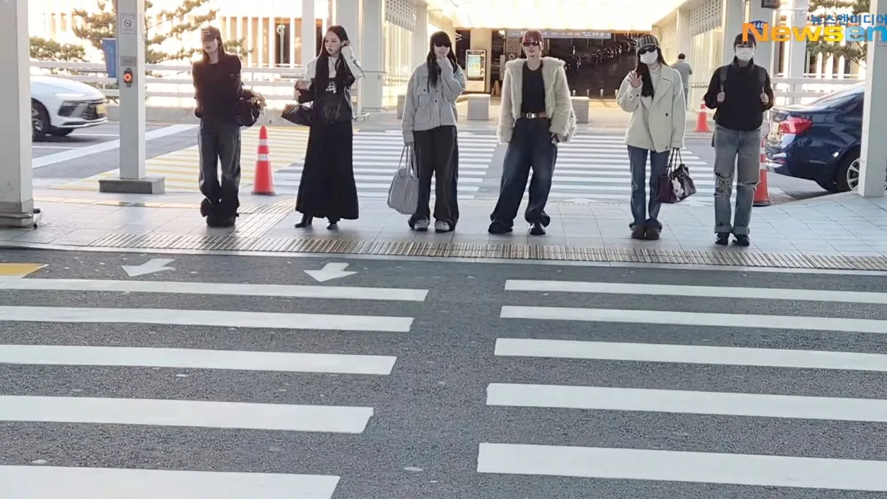 SANA（左起）、MINA、娜琏、MOMO、多贤、定延一字排开，队长志效没跟上。翻摄Newsen YouTube