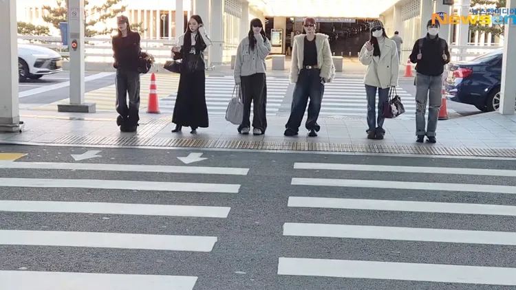 SANA（左起）、MINA、娜璉、MOMO、多賢、定延一字排開，隊長志效沒跟上。翻攝Newsen YouTube