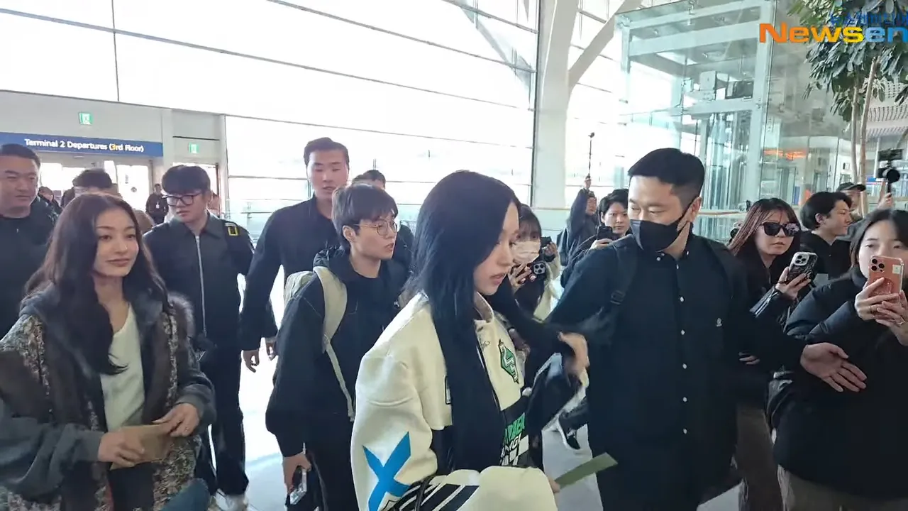 MINA（右）、志效走在最后。翻摄Newsen YouTube