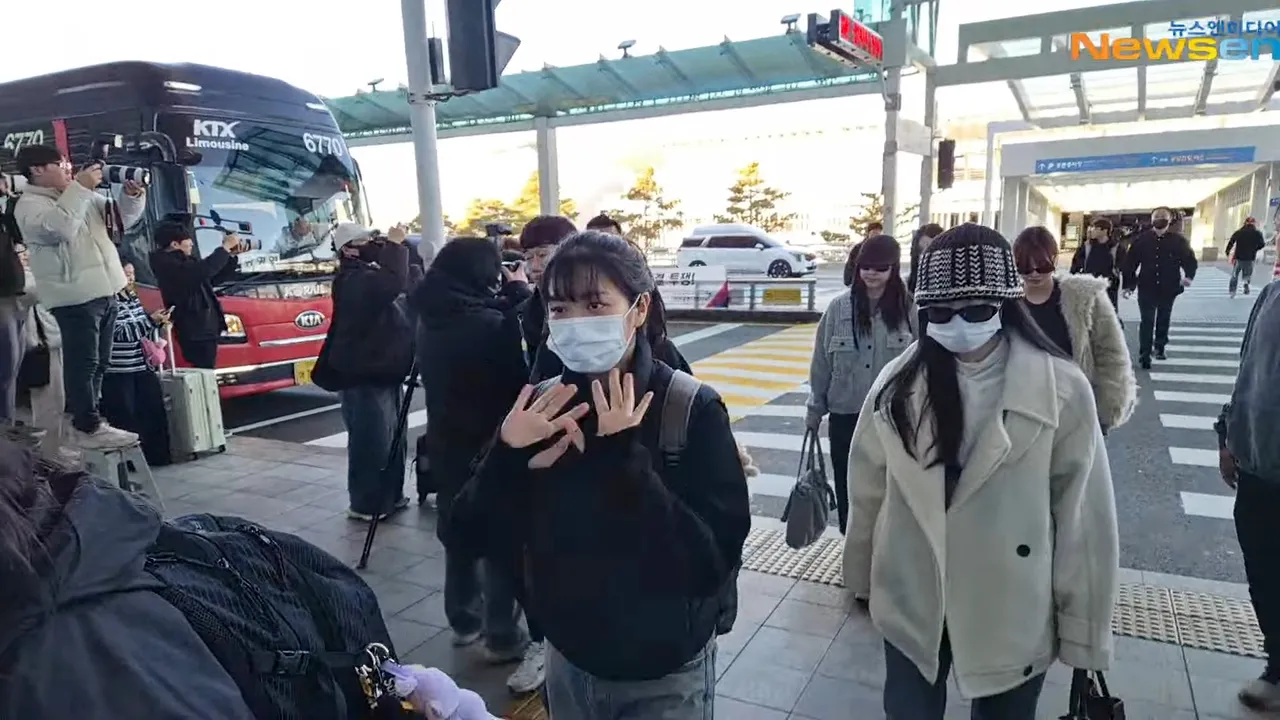 戴著口罩的定延走在最前面，挥手打招呼。翻摄Newsen YouTube