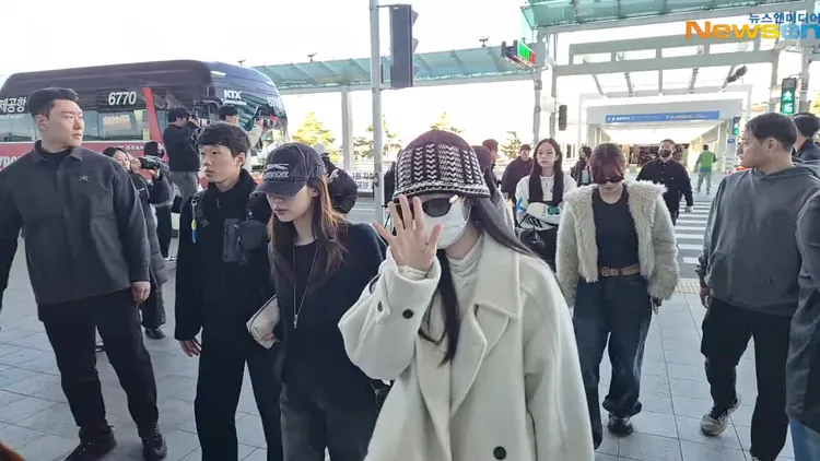 多賢（右）以帽子、墨鏡、口罩遮住整張臉，SANA一身黑。翻攝Newsen YouTube