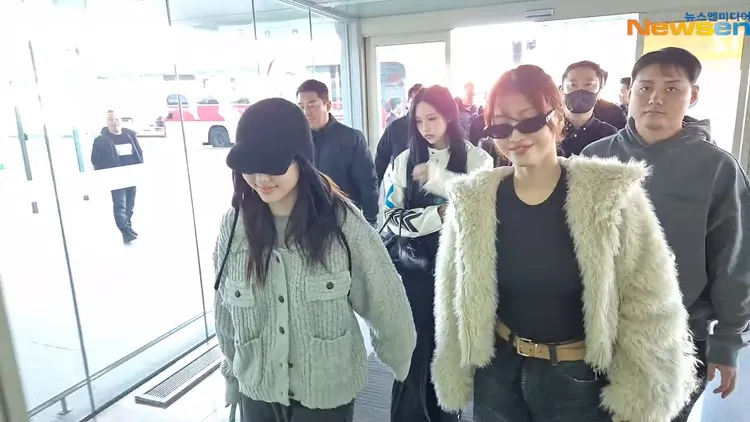 娜璉（左）、MOMO並肩走，看起來心情不錯。翻攝Newsen YouTube