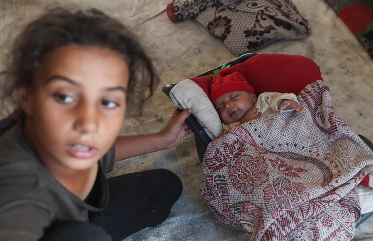 難民小姊姊還要幫忙照顧最小的弟弟。路透社