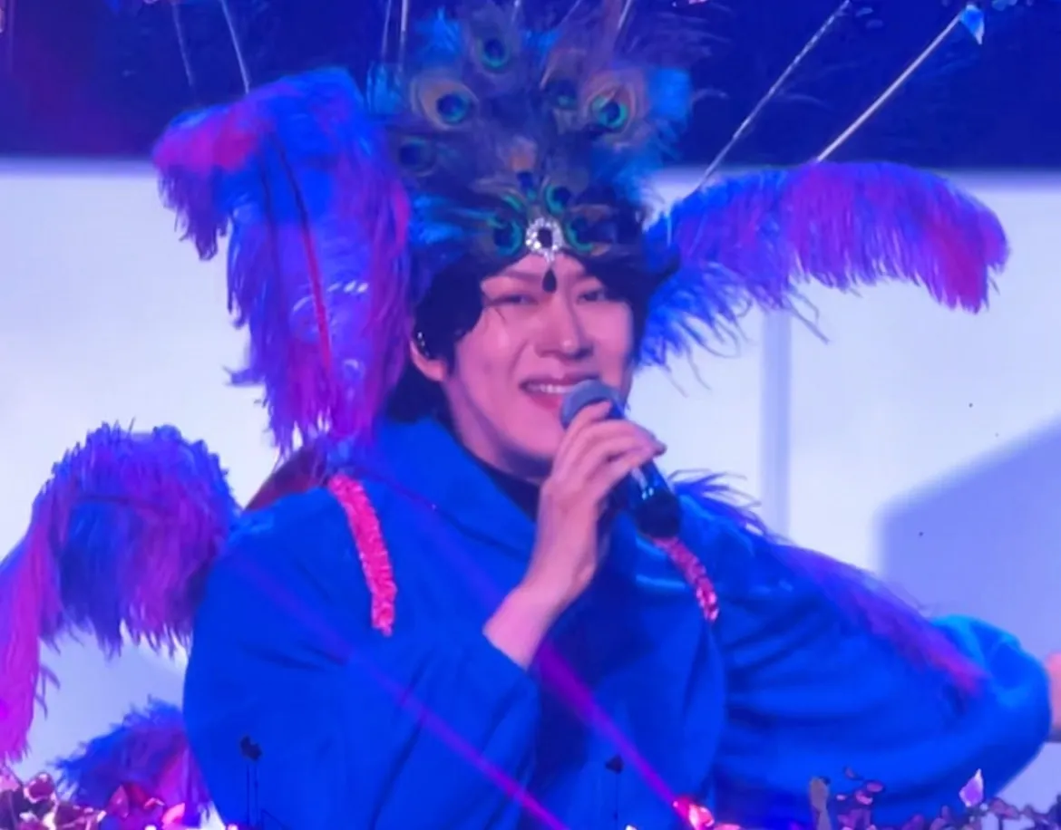 希澈的孔雀羽毛装越来越盛开。读者提供