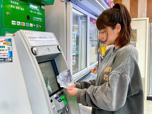 普发万元明起登记！超商、超市祭买50送50　ATM领现免费换炸鸡