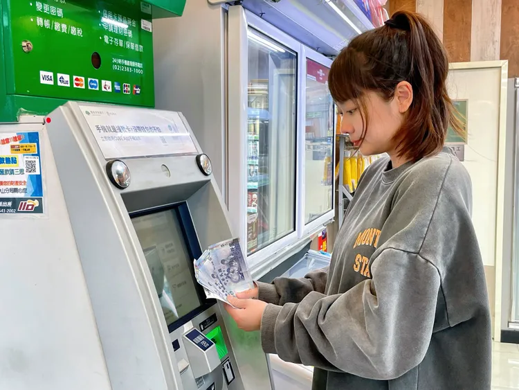 超商寄出ATM领现加码优惠，可兑换Let’s Café、Fami!ce霜淇淋或bb.q人气商品等。全家提供