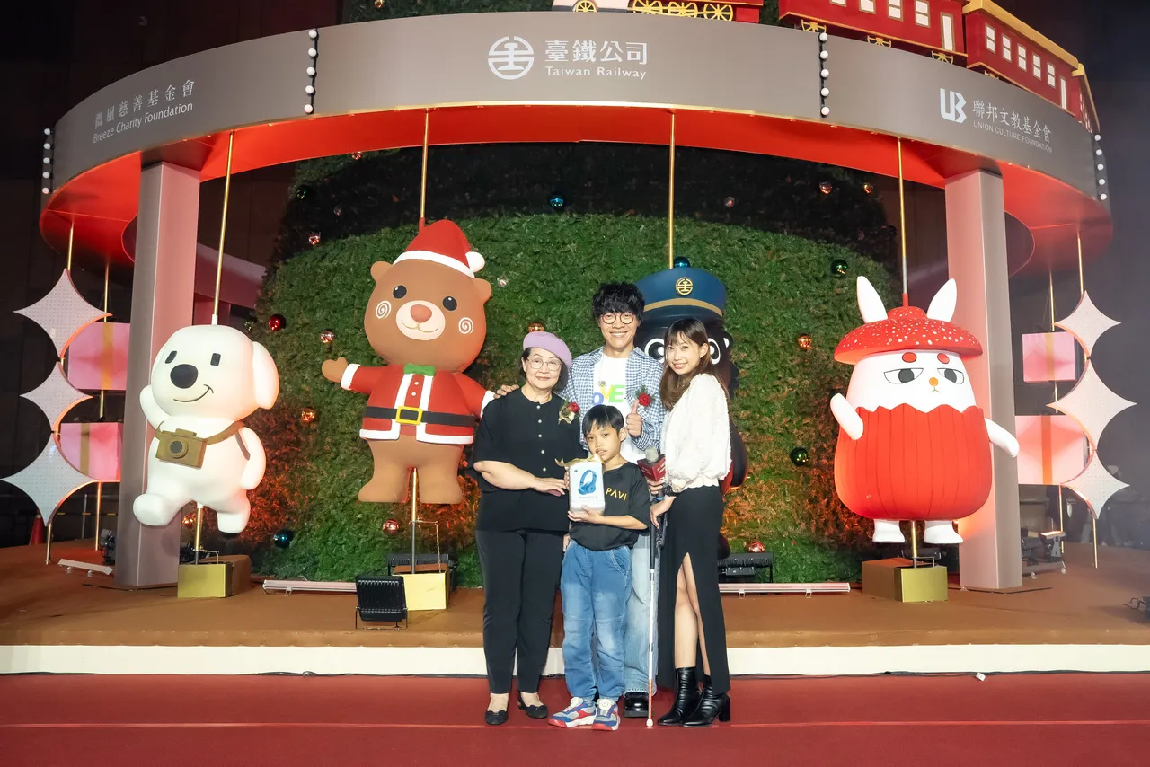 三金歌手卢广仲（中后）担任圆梦大使并认养心愿宝盒。微风提供