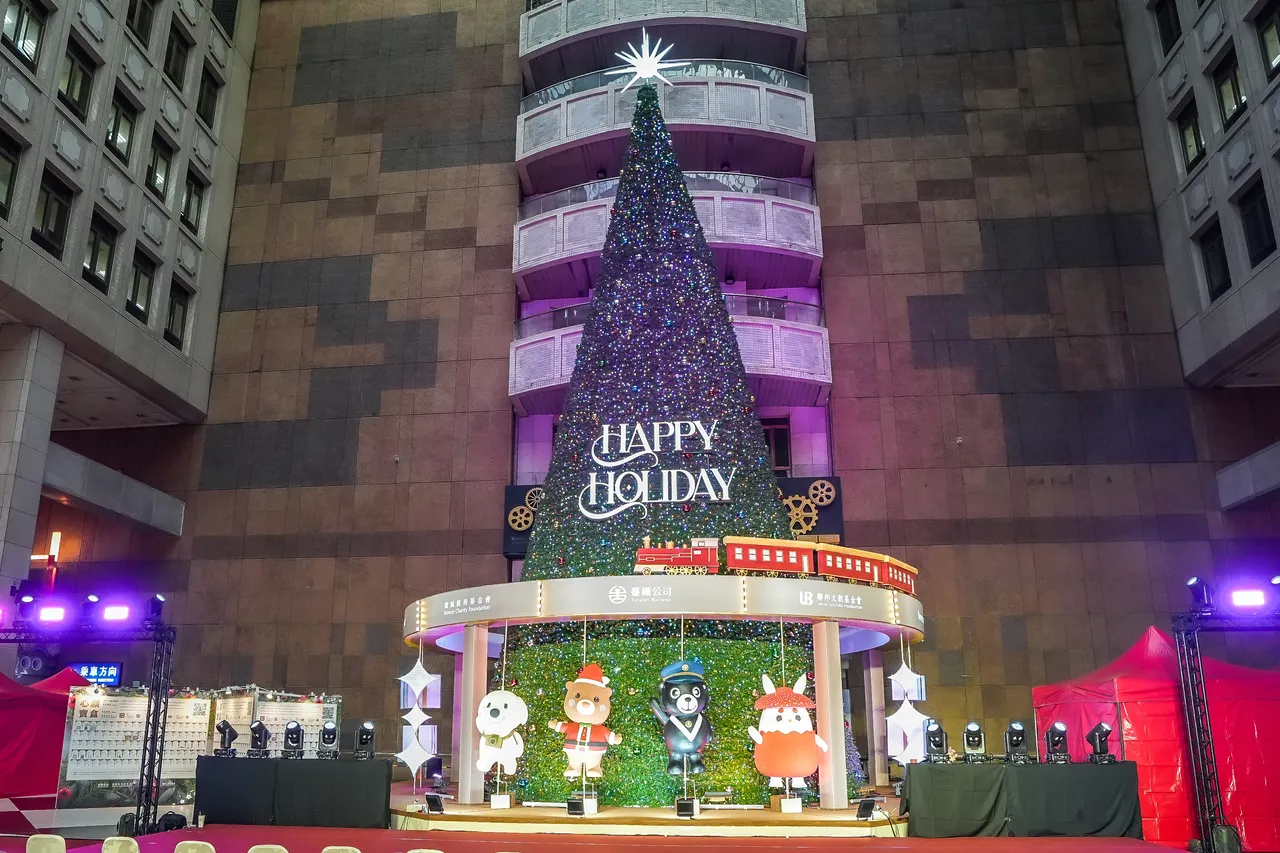 全台最高「室内圣诞树」亮灯了！超过6万颗灯泡打造