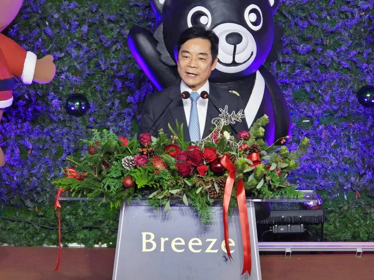 交通部政務次長伍勝園出席點燈儀式。台鐵提供