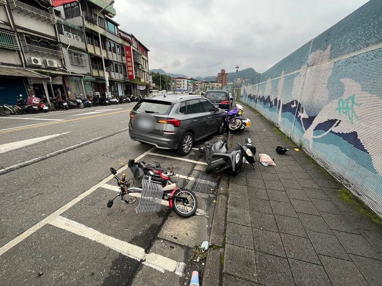 北市女駕駛失控暴衝撞7車　山葉經典車報銷！網驚：「撞一台少一台」