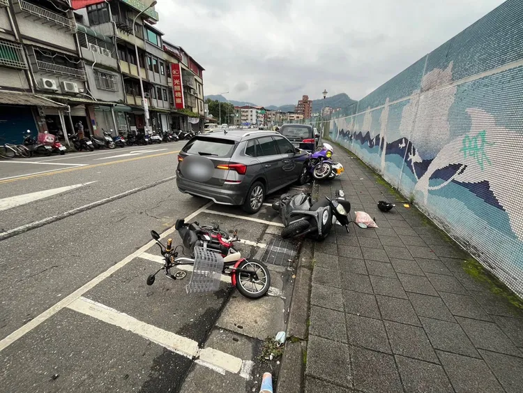 小客车失控撞路边停车格。翻摄画面