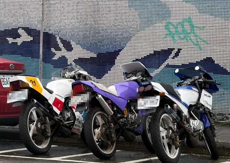 幾台山葉復古車遭撞前的模樣。翻攝自wei_weng___