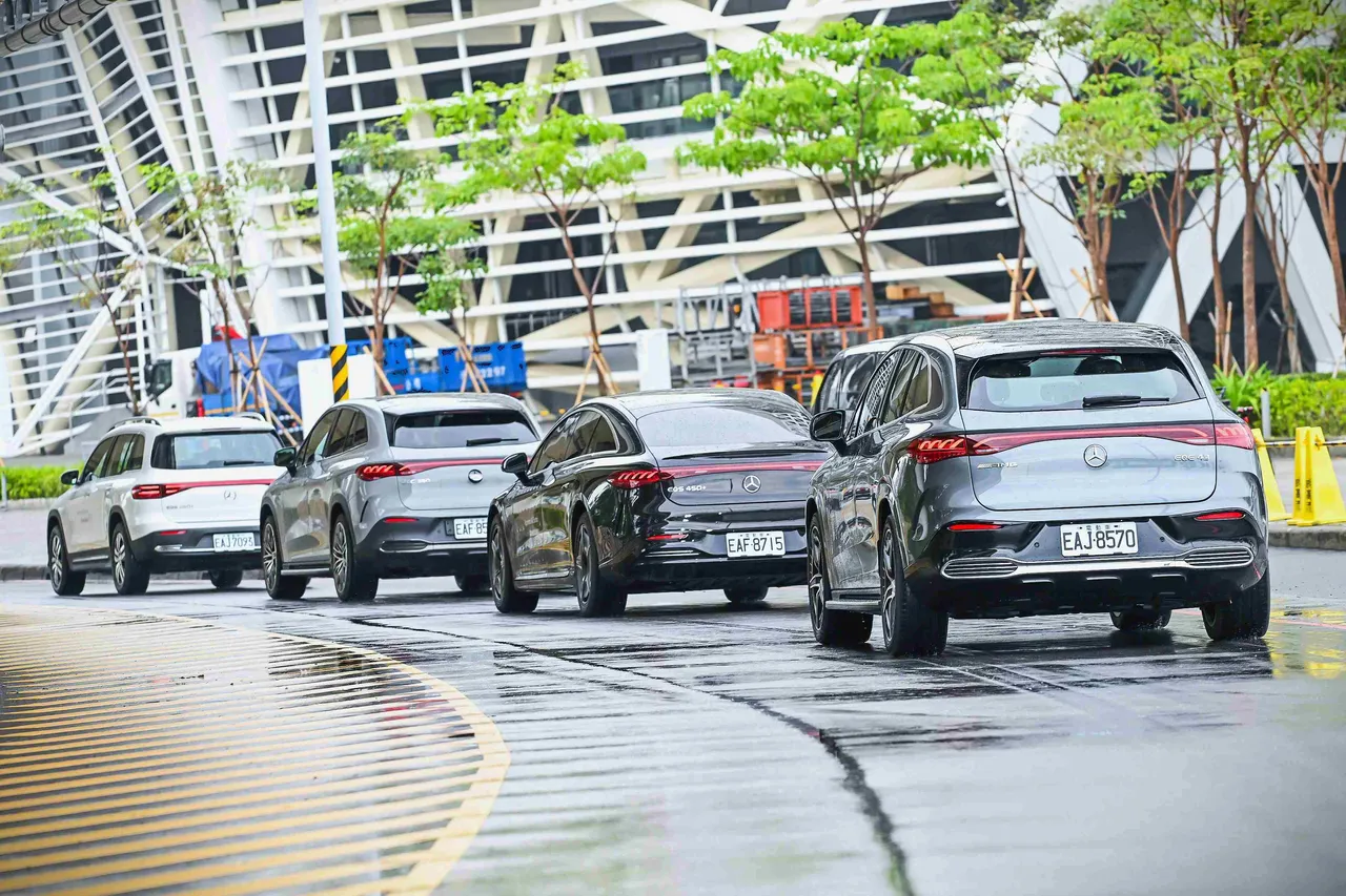 超过十款车辆的带队试驾体验，由专业教练全程引导。业者提供