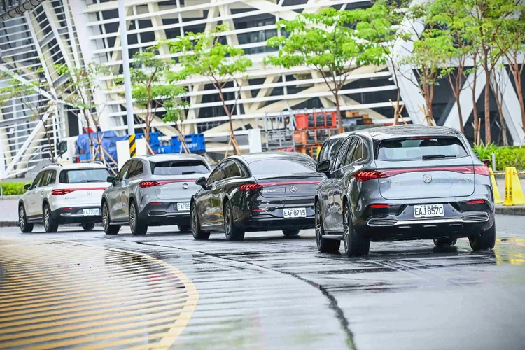 超過十款車輛的帶隊試駕體驗，由專業教練全程引導。業者提供