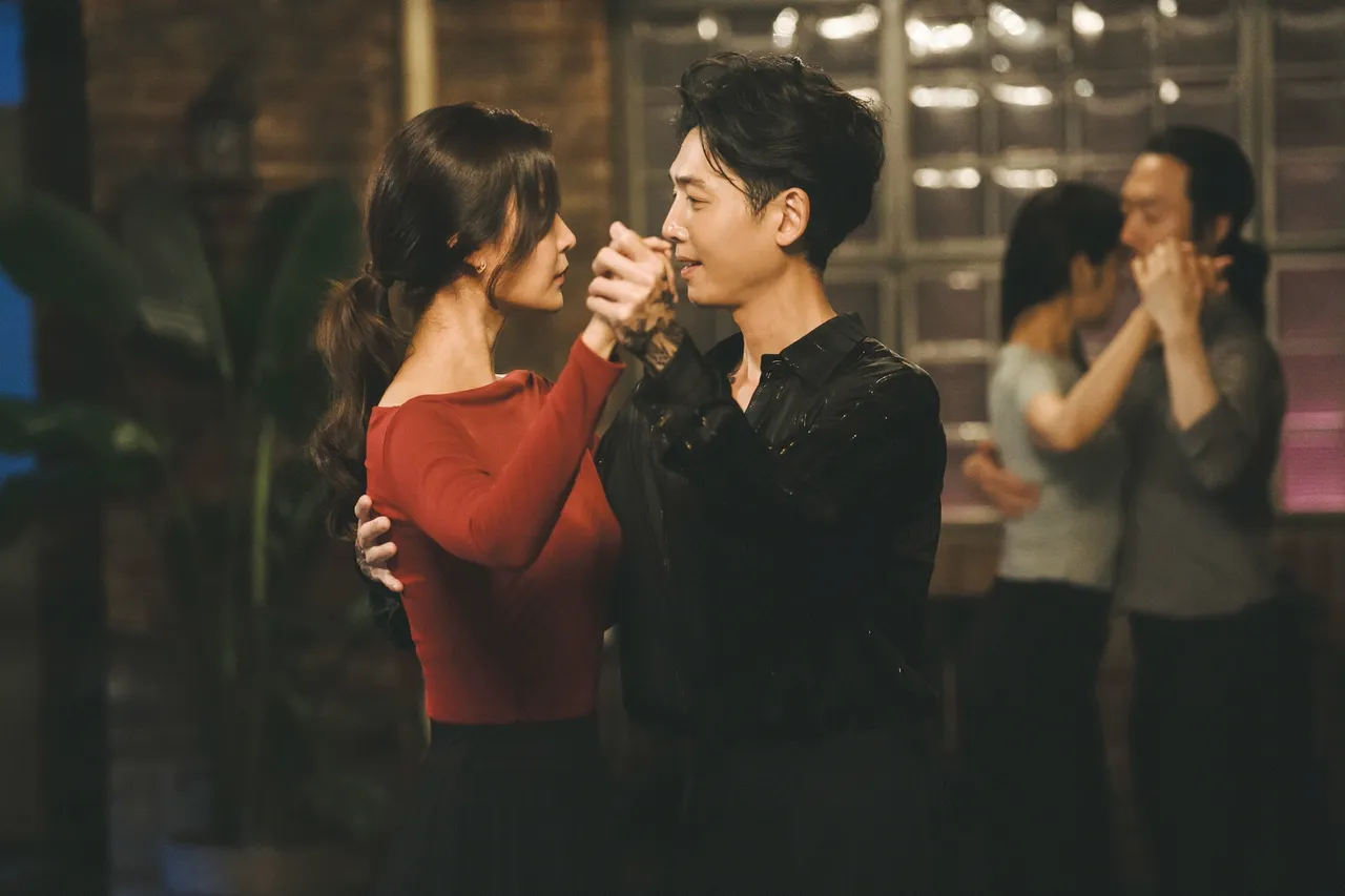 郑敬淏（右）片中沉迷探戈，开拍前苦练3、4个月。采昌国际提供