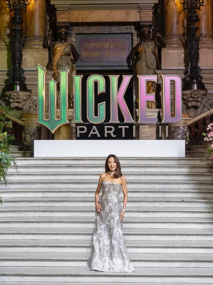 楊紫瓊佩戴MIKIMOTO珠寶出席《魔法壞女巫：第二部》巴黎首映。翻攝IG