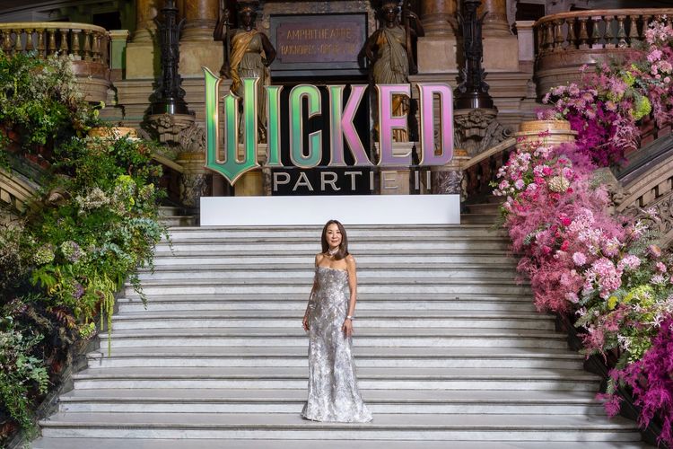 楊紫瓊巴黎現身首映紅毯　MIKIMOTO玫瑰珠寶襯托絕代風華