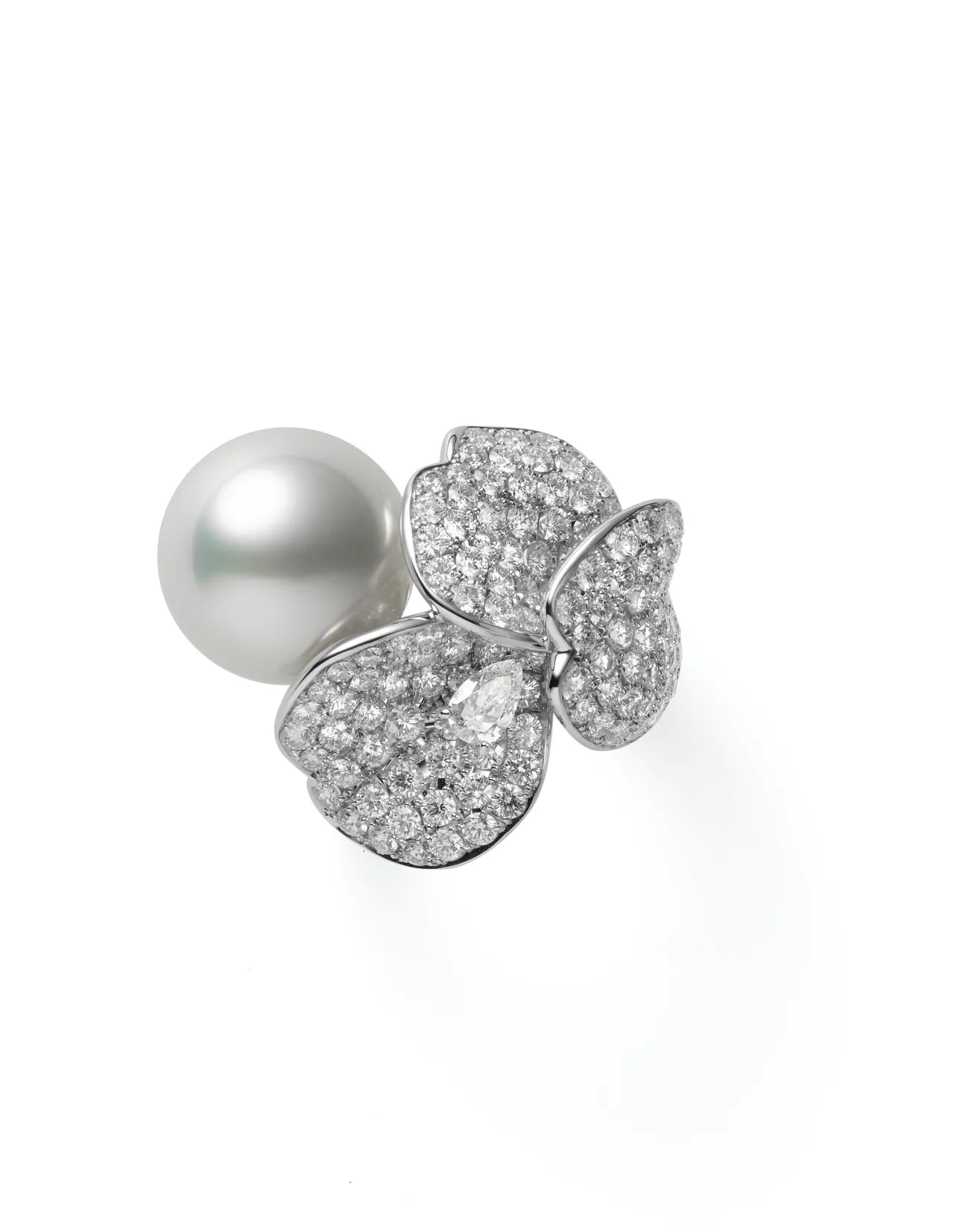 MIKIMOTO Les Pétales Place Vendôme戒指。品牌提供