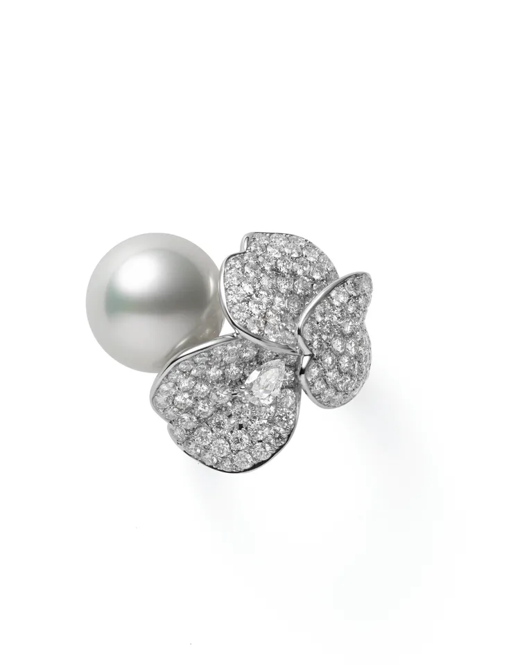 MIKIMOTO Les Pétales Place Vendôme戒指。品牌提供