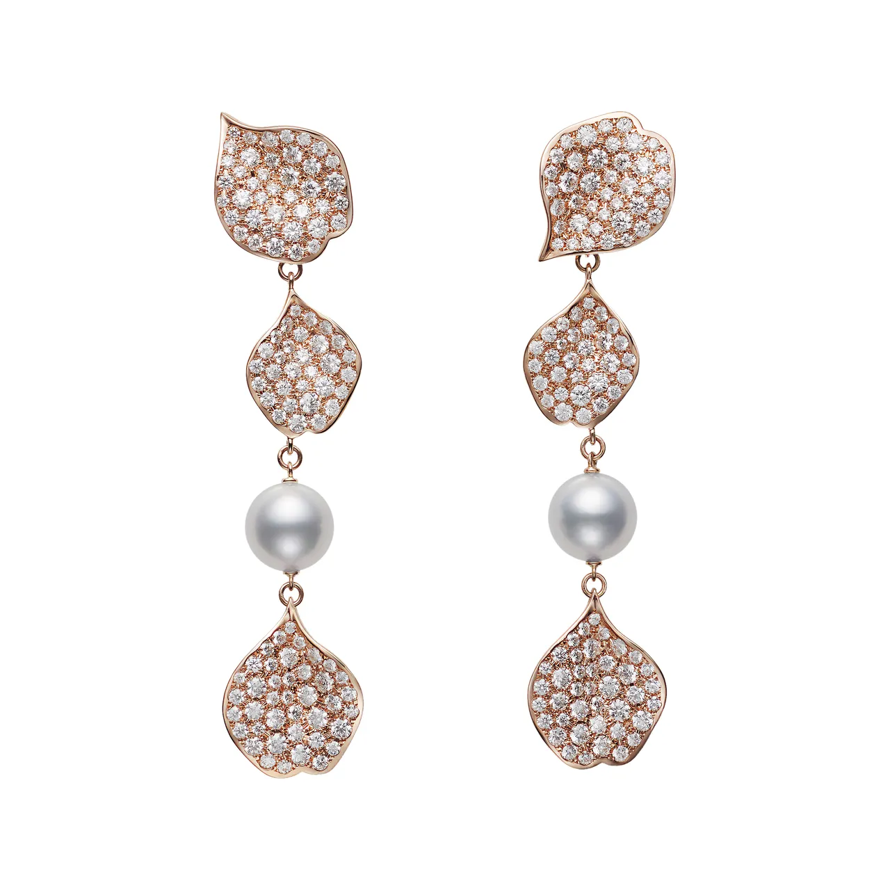 MIKIMOTO Les Pétales Place Vendôme Rosés 垂坠耳环。品牌提供
