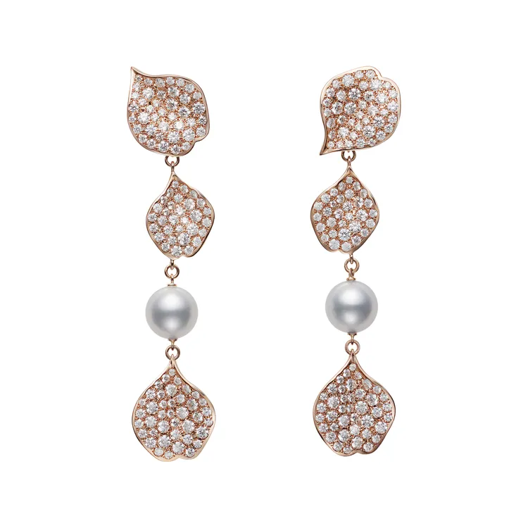 MIKIMOTO Les Pétales Place Vendôme Rosés 垂墜耳環。品牌提供