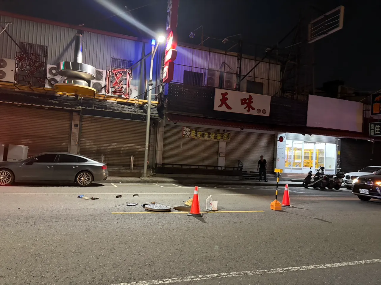 林男開車將檢修人孔蓋的王姓技工撞飛，他辯稱沒看到人，酒測值為零。翻攝照片