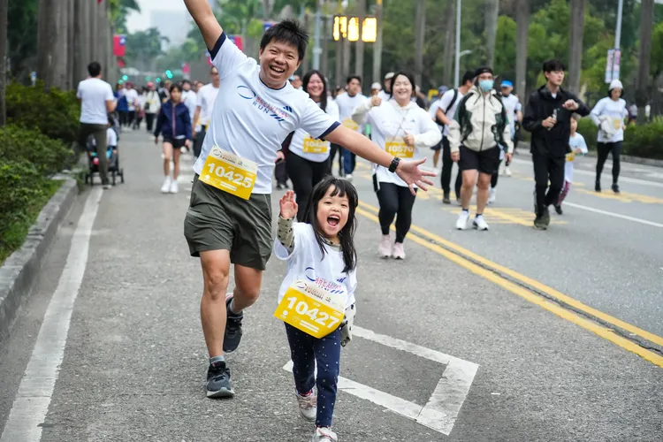 北市2026元旦升旗路跑將在市府前廣場登場，現場規劃YoYo家族暖身操陪大小朋友迎接新年。路跑示意圖／台北市體育局提供