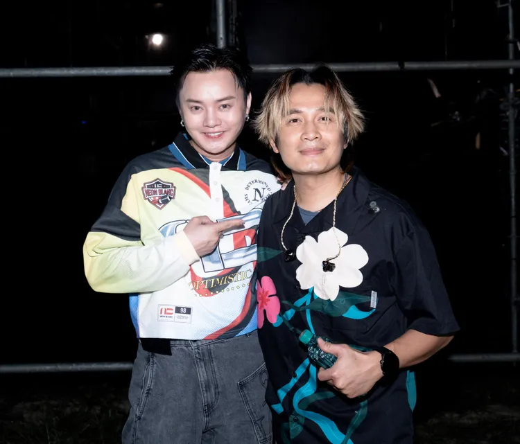 許富凱（左）展現苦練客家歌的成果，獲滿堂彩，右為策展人羅文裕。屏東縣政府客家事務處提供