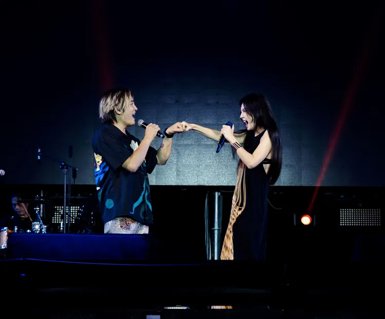 Ella（右）與策展人羅文裕合唱客語歌曲《歸來》。屏東縣政府客家事務處提供