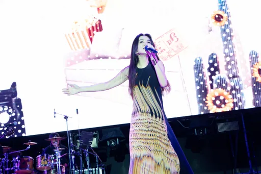 Ella久違返鄉為客家文化開唱　驚見「土地公」坐鎮台邊看彩排