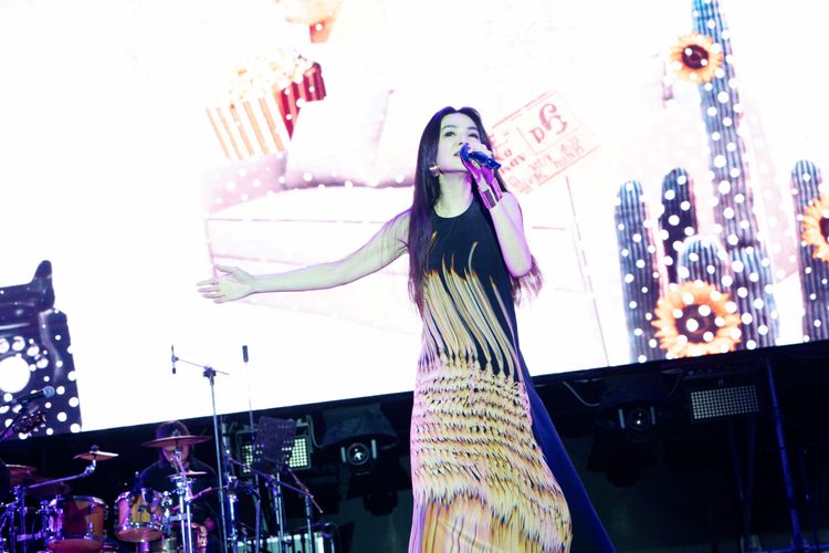 Ella久違返鄉為客家文化開唱　驚見「土地公」坐鎮台邊看彩排