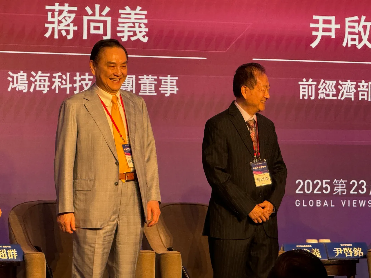 钰创董事长卢超群（左）与前台积电共同营允运长、鸿海董事蒋尚义（右）。吕承哲摄