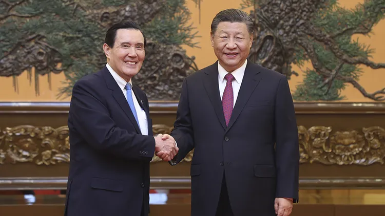 图为前总统马英九（左）之前与中国国家主席习近平（右）进行马习会。新华社