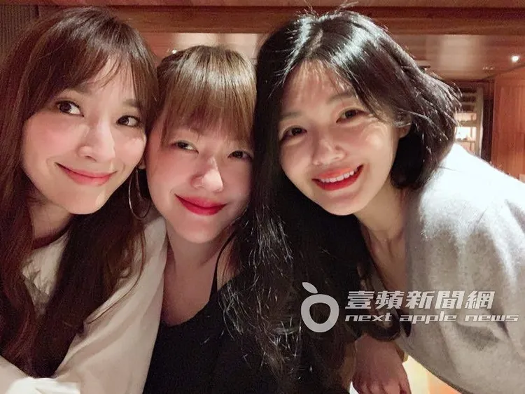 吴佩慈（左起）和小S用自己的方式接受大S的离去。资料照片