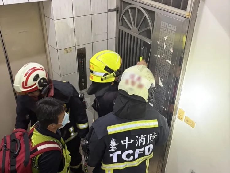 警消破門。翻攝畫面