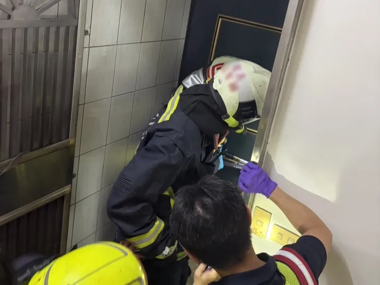 警消破門。翻攝畫面