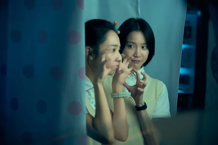 程予希（後）壓抑演技大爆發，前為李沐。Netflix提供