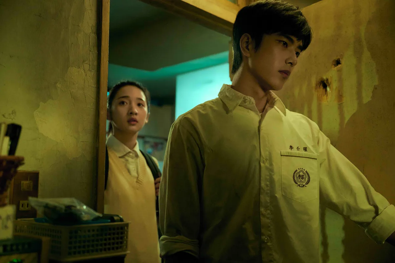 李沐是曾敬骅戏里的氧气。Netflix提供