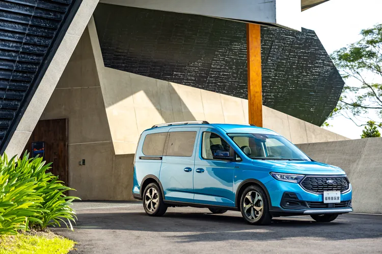 七人座Tourneo Connect推出109.8萬元起優惠方案，搭配低頭款五萬元、月付8,888元及不限里程六年保固。業者提供