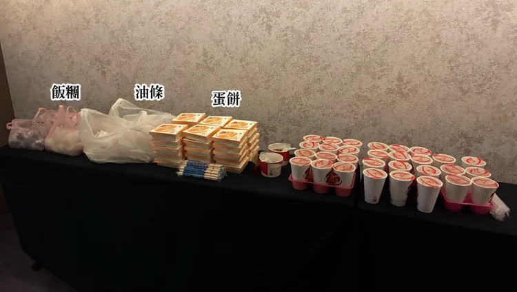 後台準備了飯糰、油條、蛋餅等各式台味小吃。翻攝lydia黃燕玲X