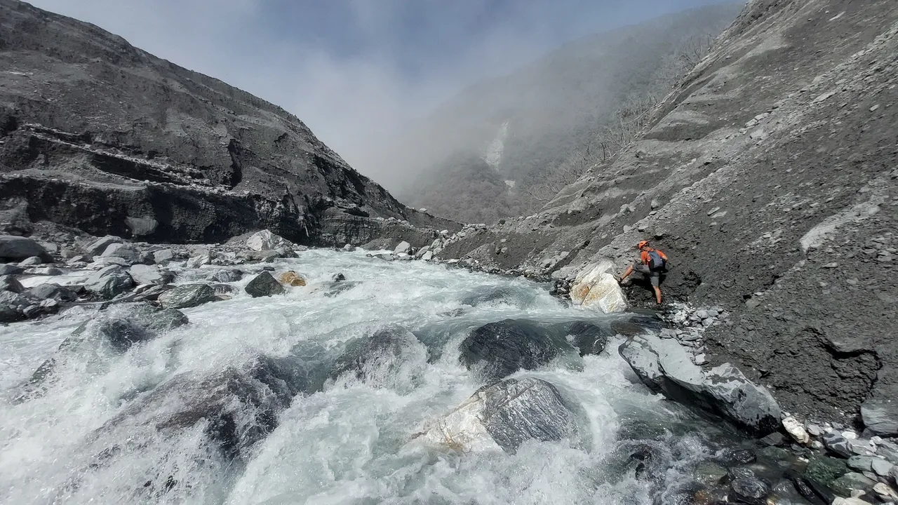 马太鞍溪堰塞湖水位持续上升，达到黄色警戒门槛。林业及自然保育署花莲分署提供