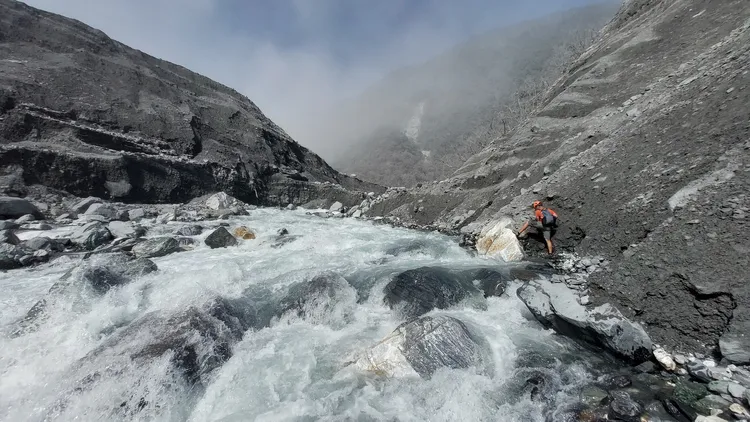 馬太鞍溪堰塞湖水位持續上升，達到黃色警戒門檻。林業及自然保育署花蓮分署提供