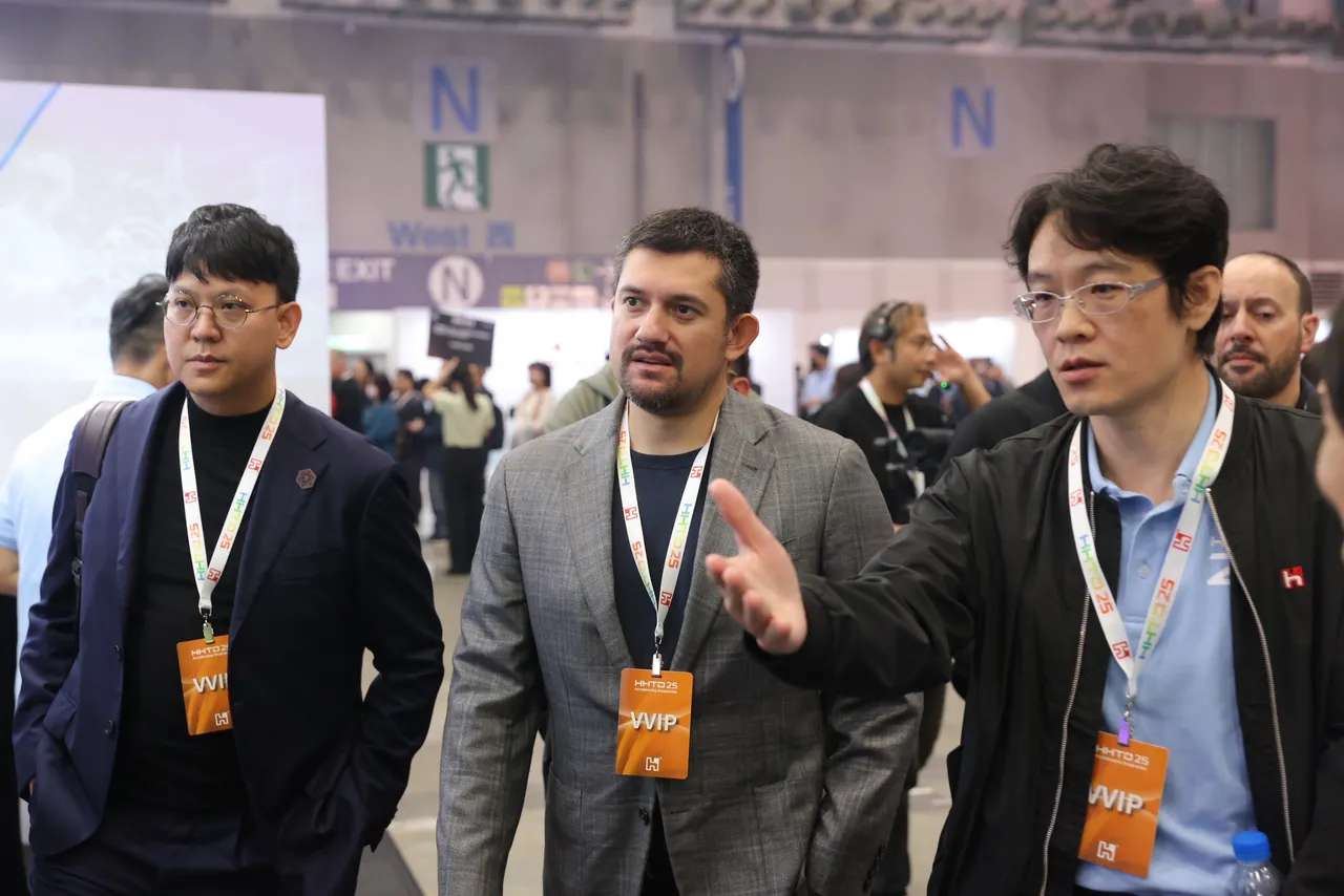 辉达（NVIDIA）机器人产品线经理黄胜斌在鸿海科技日展区观展。彭欣伟摄