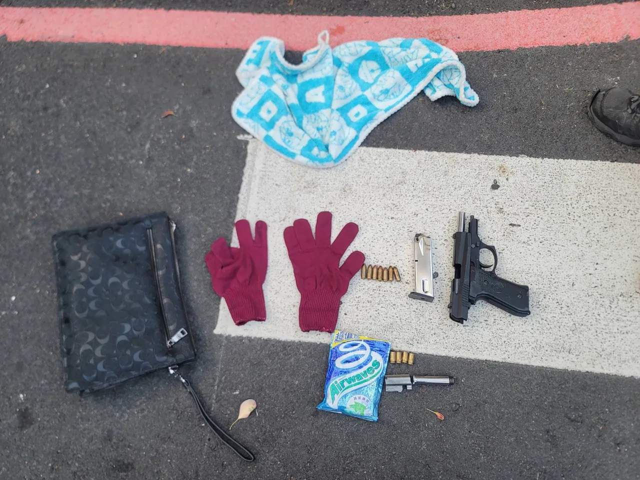 警方拦查交通违规，却发现车上有枪弹。翻摄画面