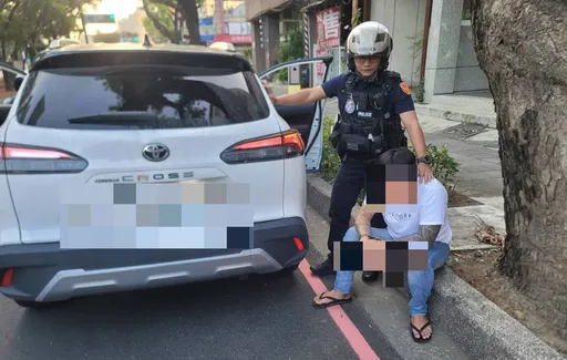 新興警攔檢違規跨越停止線自小客車！一查不得了　竟然有這麼多槍彈