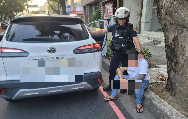 警方拦查交通违规，却发现车上有枪弹。翻摄画面