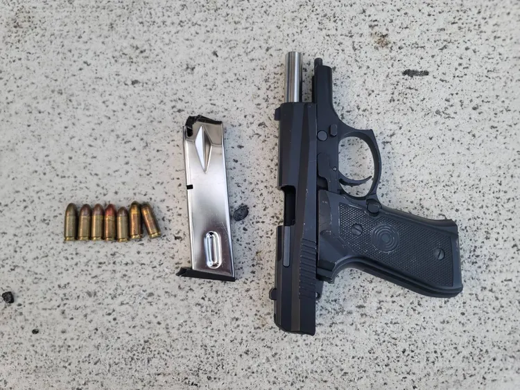 警方攔查交通違規，卻發現車上有槍彈。翻攝畫面