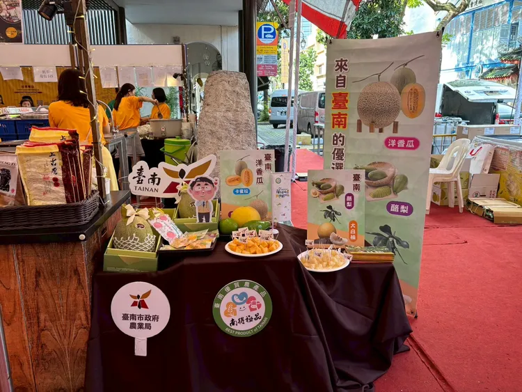 台南的洋香瓜以及大白柚在新加坡熱銷。翻攝畫面