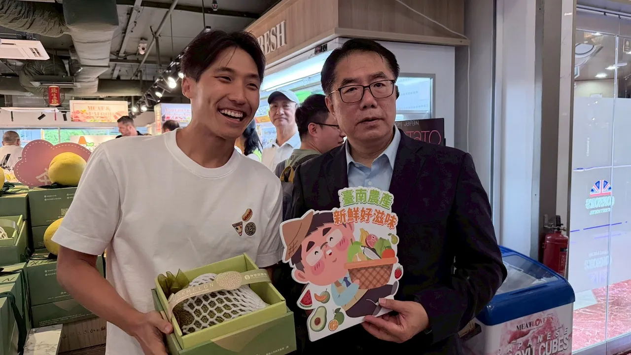 新加坡知名大胃王Zermatt Neo梁照远也现身支持台南鲜果。翻摄画面