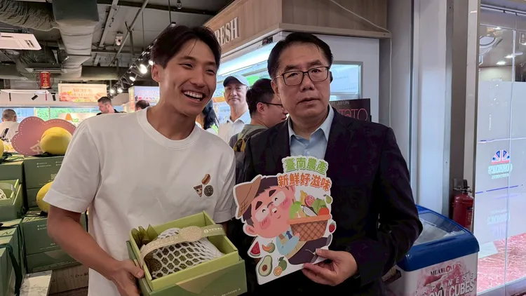 新加坡知名大胃王Zermatt Neo梁照遠也現身支持台南鮮果。翻攝畫面